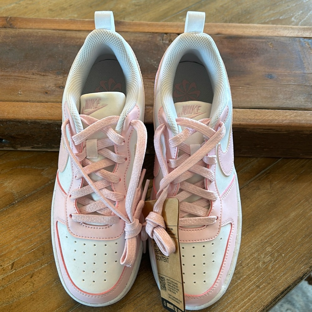 Youth girls Nike Dunks. Pink and white. Size 6Y.